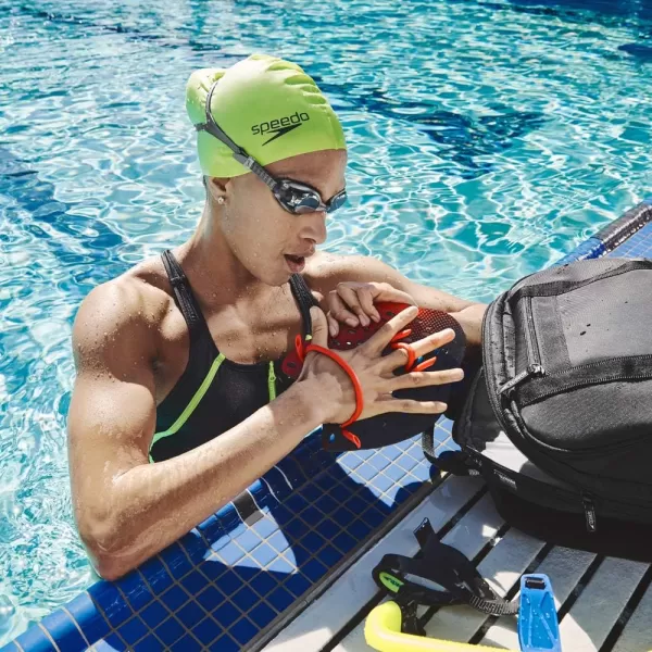 Speedo UnisexAdult Swim Cap Silicone Elastomeric  Manufacturer DiscontinuedPlatinum
