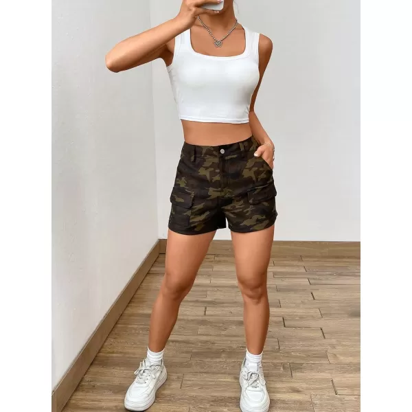 WDIRARA Women's Camo Print Button Pocket Crop Shorts Zipper Fly Straight Leg Shorts