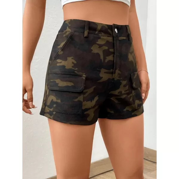 WDIRARA Women's Camo Print Button Pocket Crop Shorts Zipper Fly Straight Leg Shorts